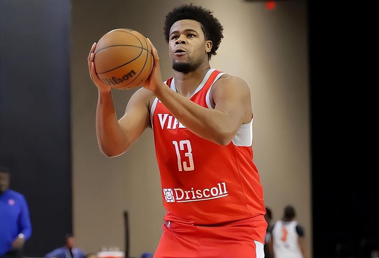 防守能力惨不忍睹!火箭二队替补中锋的表现实在是有些不太稳定?